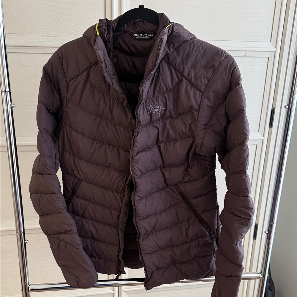 Arc'teryx Women's Hooded Puffer Jacket - Plum